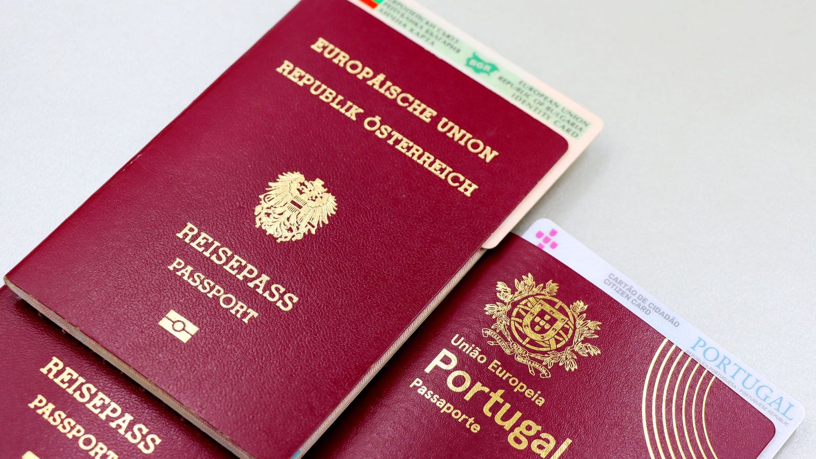 Les pièces d'identité relevées à l'arrivée des voyageurs
